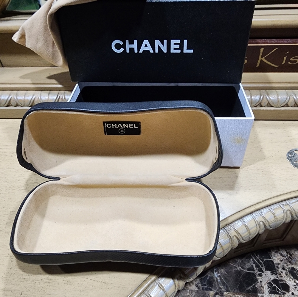 Chanel sunglasses - Picture 2 of 8